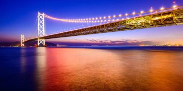 A colossal ponte suspensa de 3.991 metros de extensão com vão livre de 1.991 metros resiste a terremotos de magnitude 8,5 no Japão