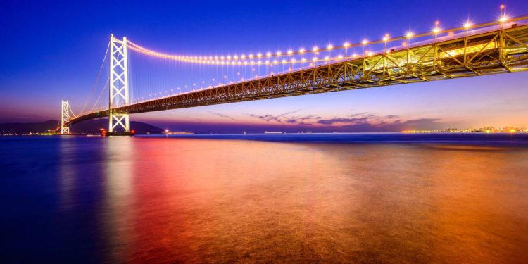 A colossal ponte suspensa de 3.991 metros de extensão com vão livre de 1.991 metros resiste a terremotos de magnitude 8,5 no Japão