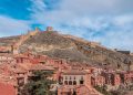 Vila medieval encravada nas montanhas de Teruel, Albarracín é reconhecida nacionalmente por possuir um dos casários históricos e sistemas de muralhas mais preservados da Espanha