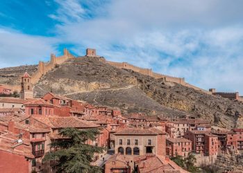 Vila medieval encravada nas montanhas de Teruel, Albarracín é reconhecida nacionalmente por possuir um dos casários históricos e sistemas de muralhas mais preservados da Espanha
