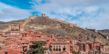 Vila medieval encravada nas montanhas de Teruel, Albarracín é reconhecida nacionalmente por possuir um dos casários históricos e sistemas de muralhas mais preservados da Espanha