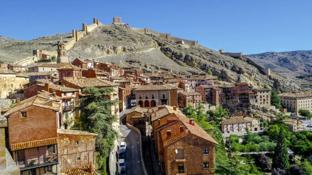 Vila medieval encravada nas montanhas de Teruel, Albarracín é reconhecida nacionalmente por possuir um dos casários históricos e sistemas de muralhas mais preservados da Espanha