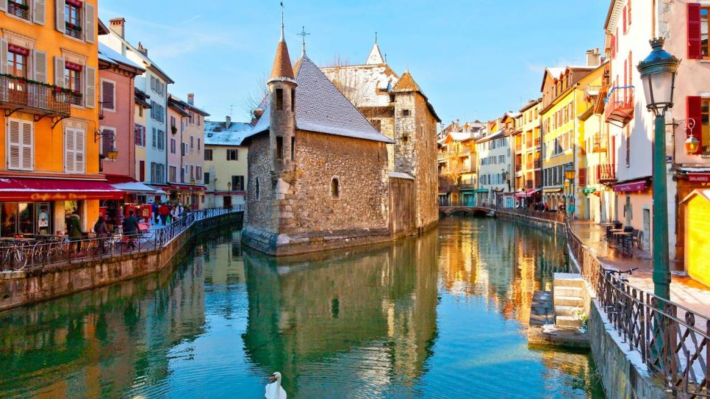 Cidade francesa fundada em 1385, Annecy surge como a Veneza dos Alpes devido aos seus canais e à pureza excepcional de suas águas