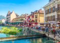 Cidade francesa fundada em 1385, Annecy surge como a Veneza dos Alpes devido aos seus canais e à pureza excepcional de suas águas