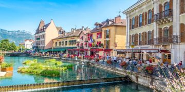 Cidade francesa fundada em 1385, Annecy surge como a Veneza dos Alpes devido aos seus canais e à pureza excepcional de suas águas