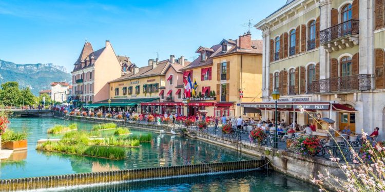 Cidade francesa fundada em 1385, Annecy surge como a Veneza dos Alpes devido aos seus canais e à pureza excepcional de suas águas