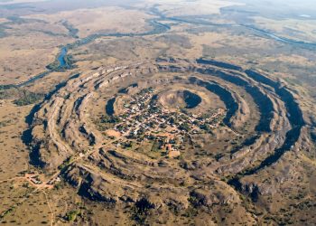 A cidade brasileira no Centro-Oeste construída inteiramente dentro de uma colossal cratera de meteoro de 40 quilômetros de diâmetro