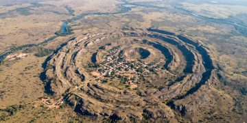 A cidade brasileira no Centro-Oeste construída inteiramente dentro de uma colossal cratera de meteoro de 40 quilômetros de diâmetro
