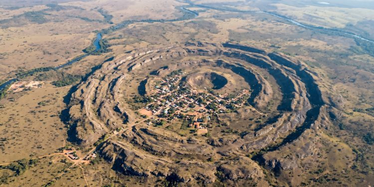 A cidade brasileira no Centro-Oeste construída inteiramente dentro de uma colossal cratera de meteoro de 40 quilômetros de diâmetro