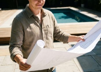 Quanto um piscineiro, um instalador de deck e um paisagista cobram para reformar uma área externa em 2026?