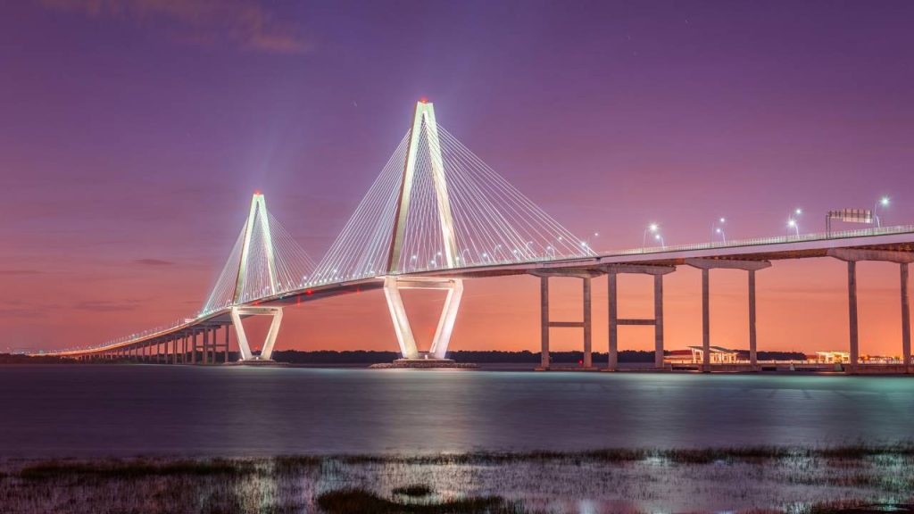 Com 4 km de extensão e mastros de 175 metros, a ponte em Charleston consolidou-se como um dos maiores marcos da engenharia na América do Norte