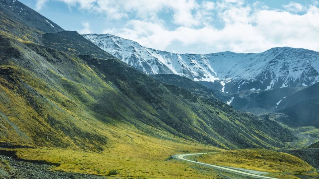 Passagem no Alasca a 1.444 metros de altitude, o Atigun Pass corta o Círculo Polar Ártico e é o desafio máximo para caminhoneiros
