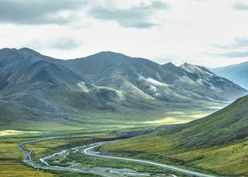 Passagem no Alasca a 1.444 metros de altitude, o Atigun Pass corta o Círculo Polar Ártico e é o desafio máximo para caminhoneiros