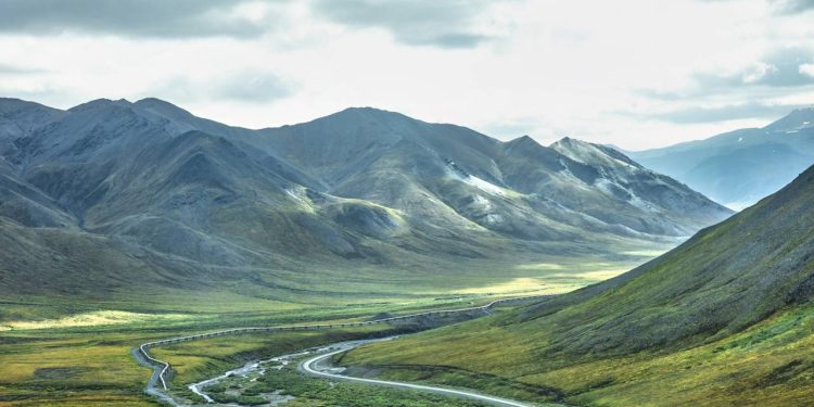 Passagem no Alasca a 1.444 metros de altitude, o Atigun Pass corta o Círculo Polar Ártico e é o desafio máximo para caminhoneiros