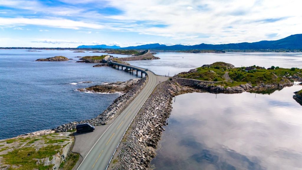 A rodovia na Noruega possui 8 pontes sobre o oceano; com 8,3 km de extensão, ela é a rota mais impressionante da costa atlântica