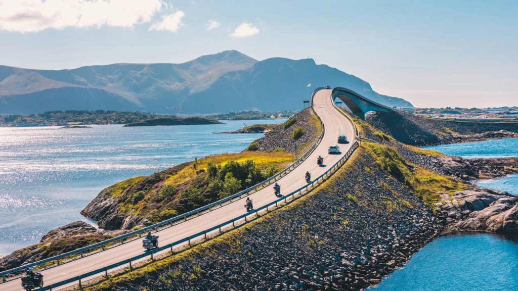 A assustadora rodovia curvada na Europa que parece despencar no abismo e lança os carros contra ondas oceânicas de 10 metros de altura