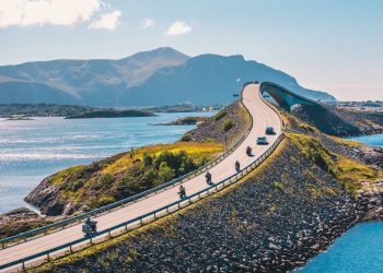 A rodovia na Noruega possui 8 pontes sobre o oceano; com 8,3 km de extensão, ela é a rota mais impressionante da costa atlântica