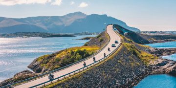 A rodovia na Noruega possui 8 pontes sobre o oceano; com 8,3 km de extensão, ela é a rota mais impressionante da costa atlântica