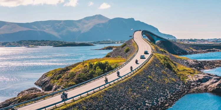 A rodovia na Noruega possui 8 pontes sobre o oceano; com 8,3 km de extensão, ela é a rota mais impressionante da costa atlântica