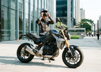 A naked alemã que entrega 105 cv com estabilidade cirúrgica e consome como uma moto de entrada visto que usa um propulsor bicilíndrico boxer que redefine o prazer de pilotar nas cidades
