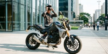 A naked alemã que entrega 105 cv com estabilidade cirúrgica e consome como uma moto de entrada visto que usa um propulsor bicilíndrico boxer que redefine o prazer de pilotar nas cidades