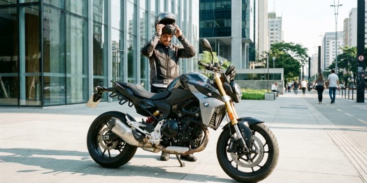 A naked alemã que entrega 105 cv com estabilidade cirúrgica e consome como uma moto de entrada visto que usa um propulsor bicilíndrico boxer que redefine o prazer de pilotar nas cidades