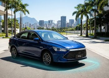 O sedan híbrido que promete fazer mais de mil quilômetros com um tanque e mira diretamente no topo das vendas brasileiras