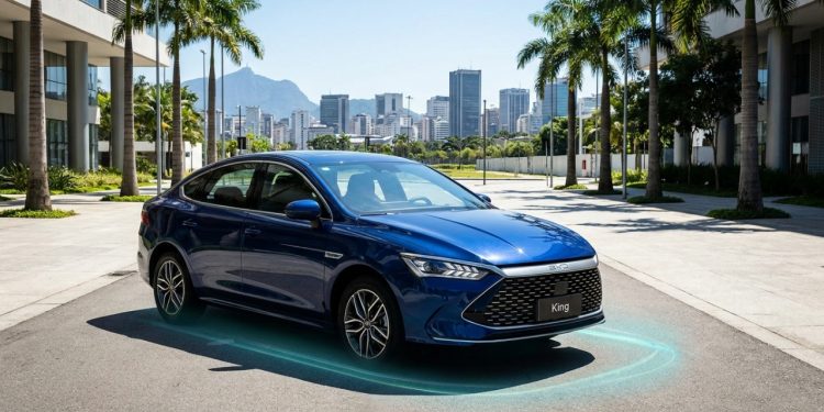 O sedan híbrido que promete fazer mais de mil quilômetros com um tanque e mira diretamente no topo das vendas brasileiras