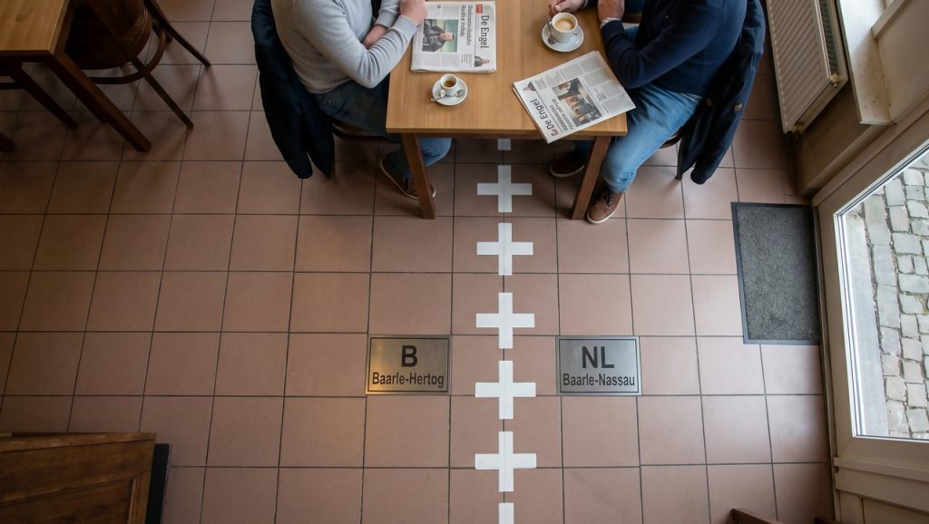A caótica cidade europeia onde a fronteira internacional cruza o meio das cozinhas e os moradores dormem com a cabeça num país e os pés no outro