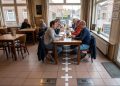 A caótica cidade europeia onde a fronteira internacional cruza o meio das cozinhas e os moradores dormem com a cabeça num país e os pés no outro