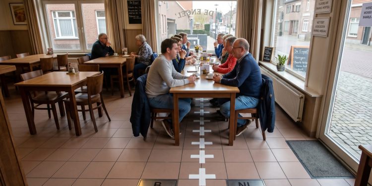 A caótica cidade europeia onde a fronteira internacional cruza o meio das cozinhas e os moradores dormem com a cabeça num país e os pés no outro