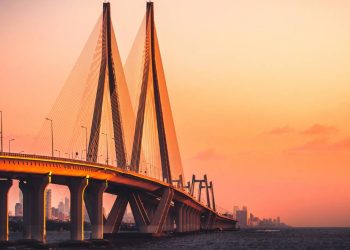 Com seus 5,6 km de extensão e um mastro central de 126 metros, a ponte estaiada virou o maior marco de modernidade viária em Mumbai