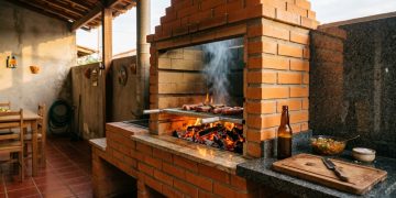 Quanto um pedreiro cobra para construir uma churrasqueira de alvenaria com bancada lateral em área gourmet de 20 m² em 2026?