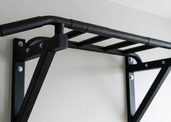 Você vai se surpreender com quanto custa instalar uma barra de tração completa e treinar sem sair de casa