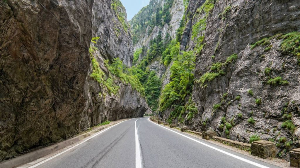 Com paredões de calcário de 300 metros de altura, a estrada de Bicaz Gorge é uma das passagens de desfiladeiro mais impressionantes e estreitas da Europa Oriental