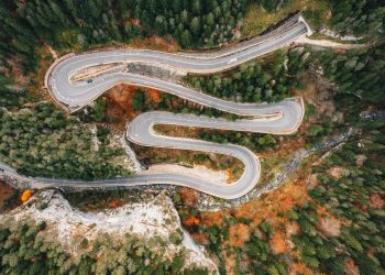 Com paredões de calcário de 300 metros de altura, a estrada de Bicaz Gorge é uma das passagens de desfiladeiro mais impressionantes e estreitas da Europa Oriental