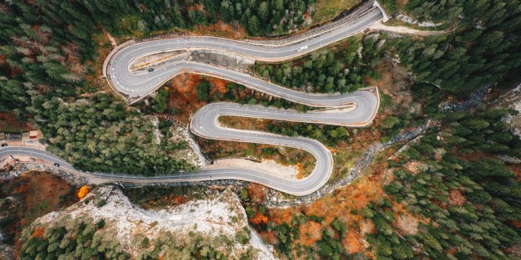 Com paredões de calcário de 300 metros de altura, a estrada de Bicaz Gorge é uma das passagens de desfiladeiro mais impressionantes e estreitas da Europa Oriental