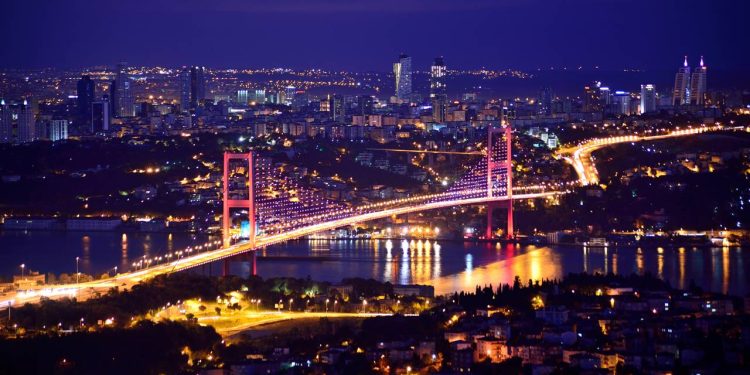 Com 1.560 metros de extensão e 165 metros de altura, a ponte suspensa em Istambul surge como a histórica primeira conexão entre Europa e Ásia