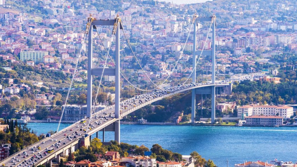 Com 1.560 metros de extensão e 165 metros de altura, a ponte suspensa em Istambul surge como a histórica primeira conexão entre Europa e Ásia