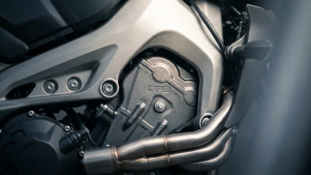 Visual radical e tecnologia de rali marcam a nova geração da naked que é o pesadelo das concorrentes no asfalto