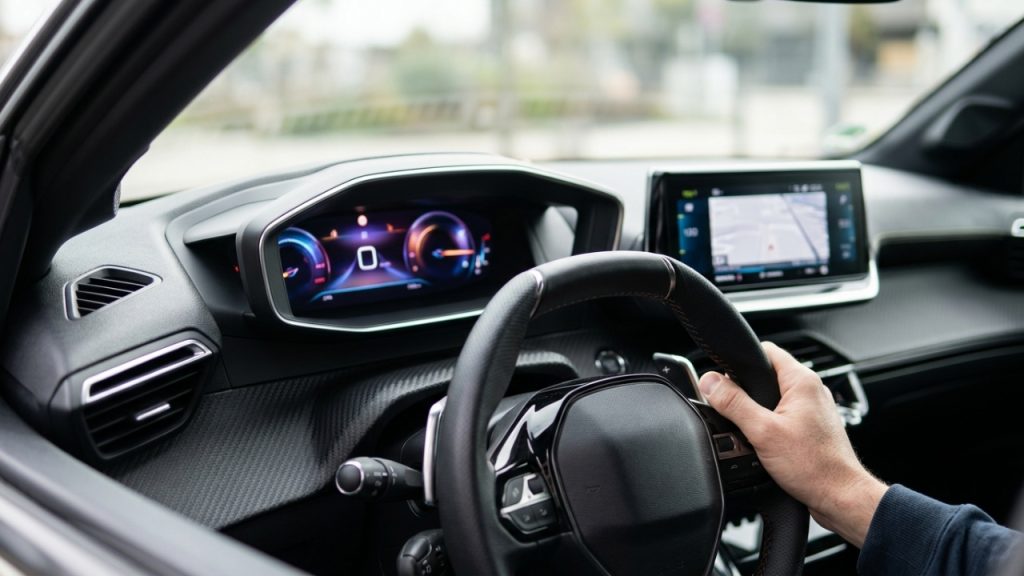 Não é só aparência francesa: o Peugeot 208 usa painel moderno e motor 1.0 para parecer mais sofisticado que rivais diretos