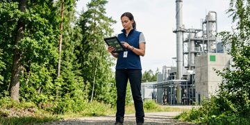 Brasileiros estão fatura R$ 15 mil por projeto nesta área verde que une finanças e sustentabilidade e só exige uma certificação de 40 horas