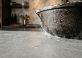 A bancada de cozinha mágica que ferve água através da pedra maciça sem queimar a mão e dispensa o fogão tradicional
