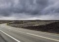 Rodovia de 30 km que serpenteia por campos de lava, a Chain of Craters no Havaí é um trajeto dinâmico que termina onde a geologia de um vulcão ativo interrompeu o asfalto