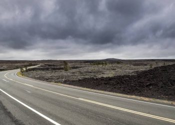 Rodovia de 30 km que serpenteia por campos de lava, a Chain of Craters no Havaí é um trajeto dinâmico que termina onde a geologia de um vulcão ativo interrompeu o asfalto