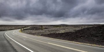 Rodovia de 30 km que serpenteia por campos de lava, a Chain of Craters no Havaí é um trajeto dinâmico que termina onde a geologia de um vulcão ativo interrompeu o asfalto