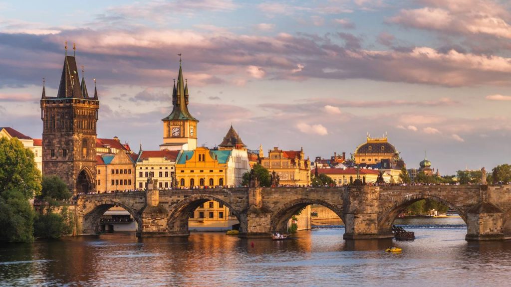 Com 516 metros e 30 estátuas barrocas, a estrutura de pedra iniciada em 1357 destaca-se como o maior símbolo histórico de Praga 