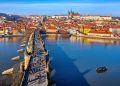 Com 516 metros e 30 estátuas barrocas, a estrutura de pedra iniciada em 1357 destaca-se como o maior símbolo histórico de Praga
