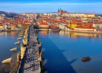 Com 516 metros e 30 estátuas barrocas, a estrutura de pedra iniciada em 1357 destaca-se como o maior símbolo histórico de Praga