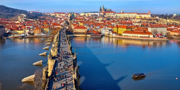 Com 516 metros e 30 estátuas barrocas, a estrutura de pedra iniciada em 1357 destaca-se como o maior símbolo histórico de Praga